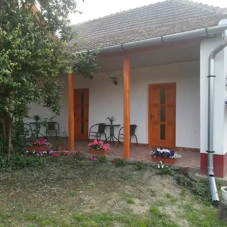 Négy Tücsök 3* Nagykörű